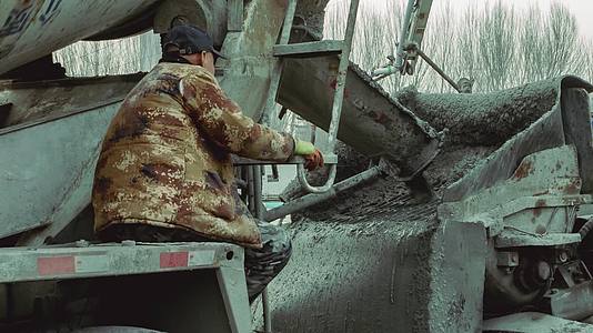 工地工人操作水泥罐车灌注水泥视频的预览图