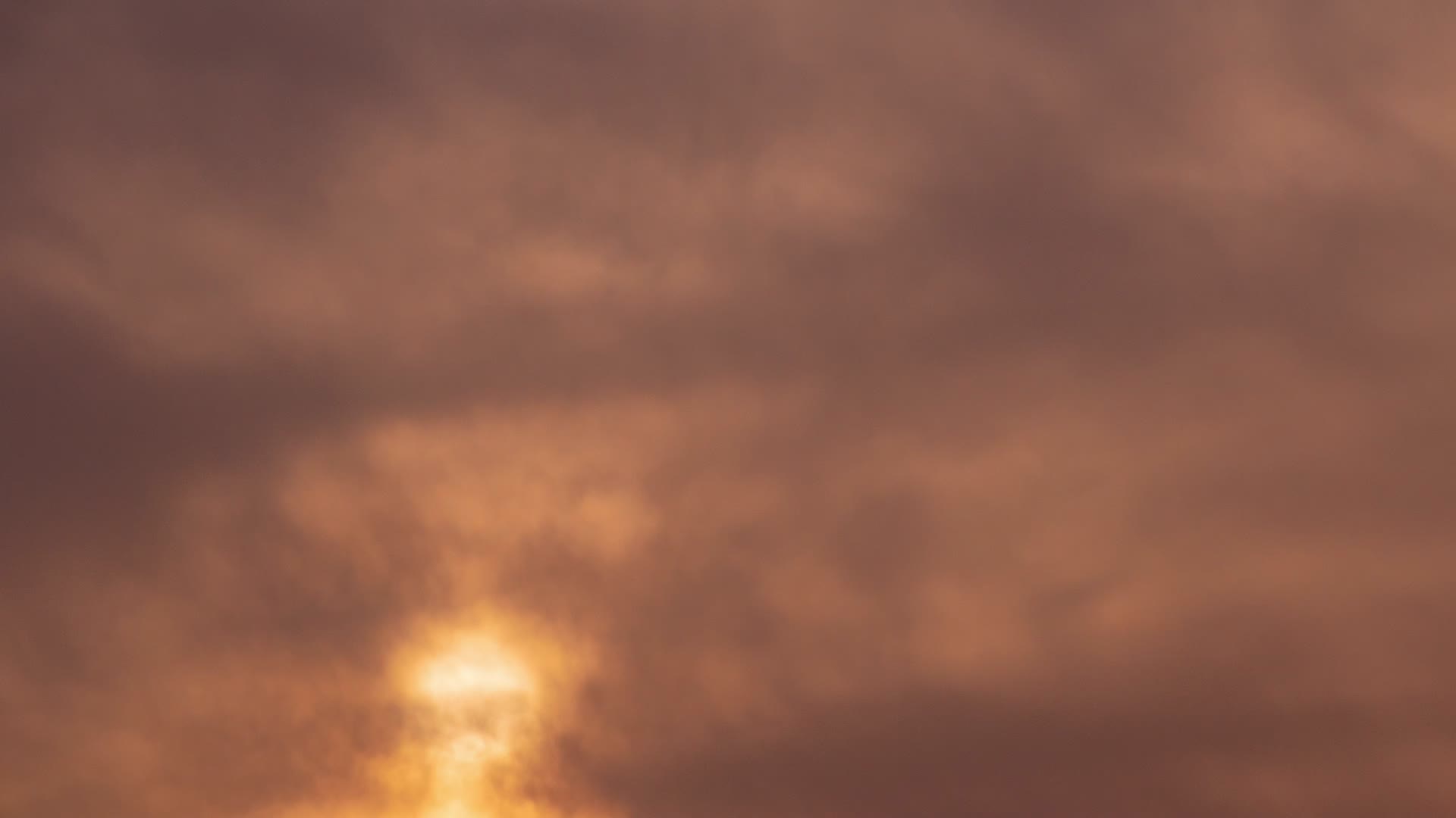 日出太阳穿行在云雾中视频的预览图