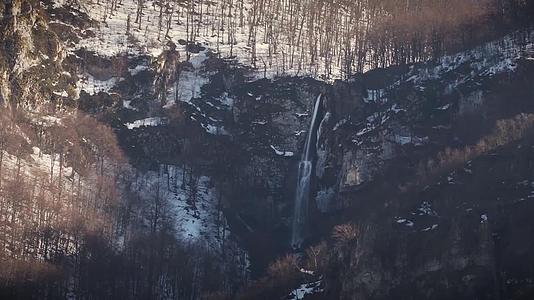 山谷瀑布阳光航拍冬末初春视频的预览图
