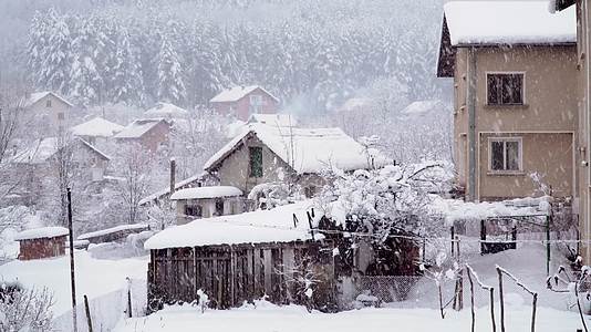 鹅毛大雪乡村民宿唯美雪景视频的预览图