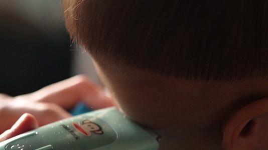4K幼儿理发剪头发头发造型特写实拍视频视频的预览图