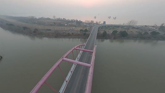 穿越机航拍高邮二桥夕阳视频的预览图