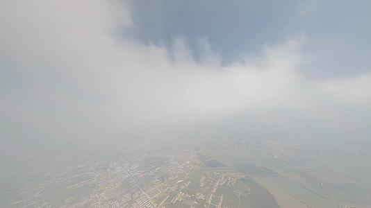 穿越机航拍穿云视频的预览图