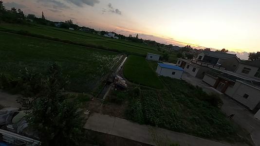 穿越机航拍农村田野夕阳视频的预览图
