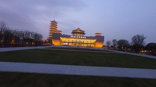 穿越机航拍中国大运河博物馆大运塔夜景视频的预览图