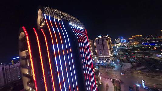 扬州五彩世界大楼夜景穿越机航拍视频的预览图