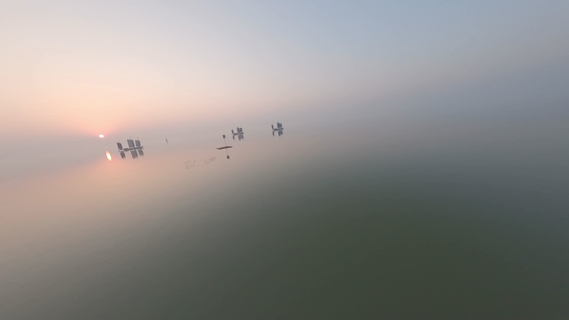 穿越机航拍高邮湖夕阳落日视频的预览图