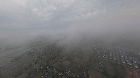 穿越机航拍穿云层视频的预览图