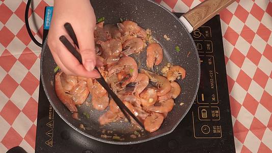 炒制油焖虾红烧大虾油焖大虾海鲜视频的预览图