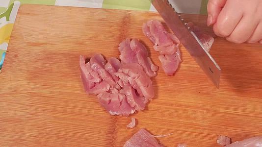 菜刀切里脊肉肉片瘦肉猪肉切肉视频的预览图
