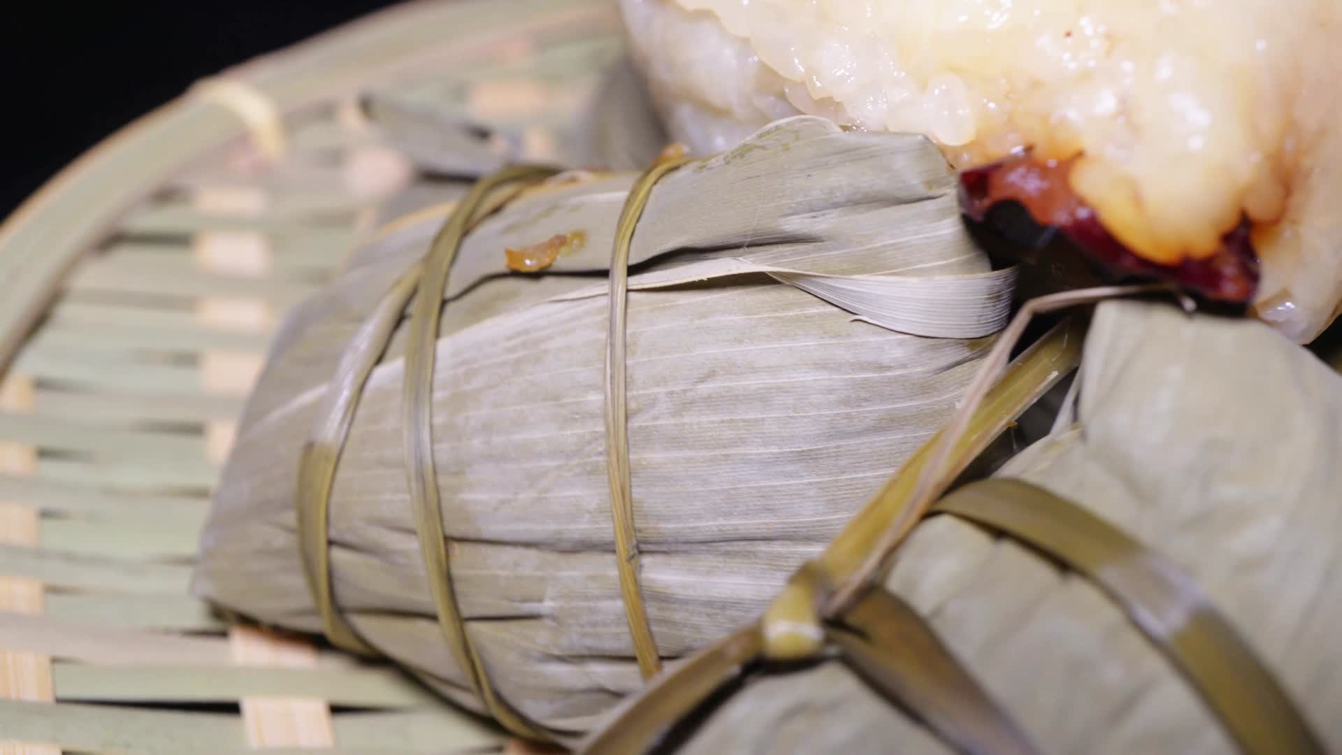 端午节江米小枣粽子糯米粽子视频的预览图