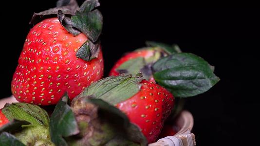 冬季水果草莓视频的预览图