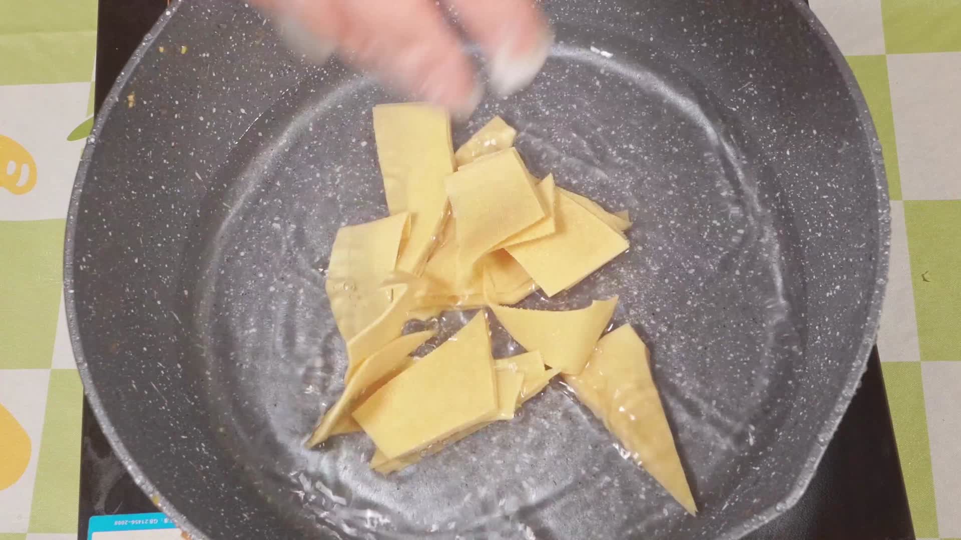 豆制品豆皮焯水去豆腥味视频的预览图