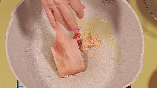 葱姜蒜花椒炝锅炒菜做饭视频的预览图