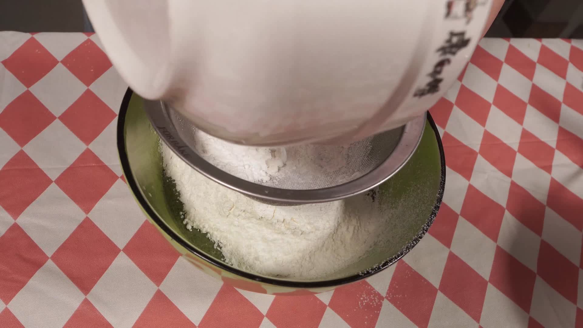厨房秤称面粉筛入蛋糕胡烘焙做蛋糕视频的预览图