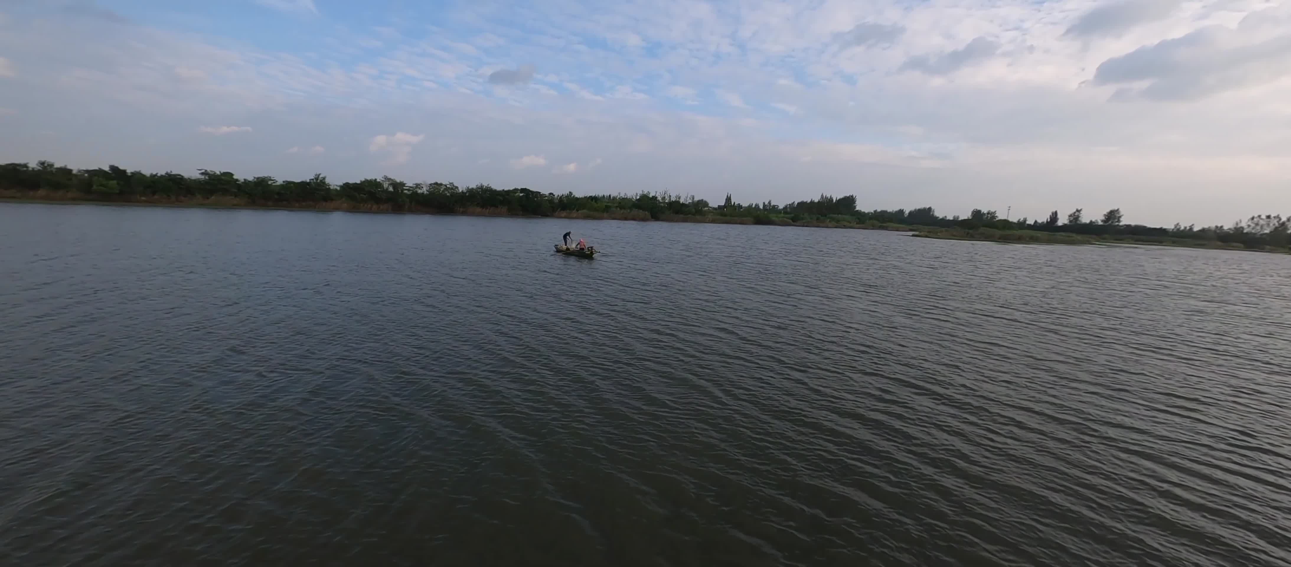 穿越机航拍河湖船打渔视频的预览图
