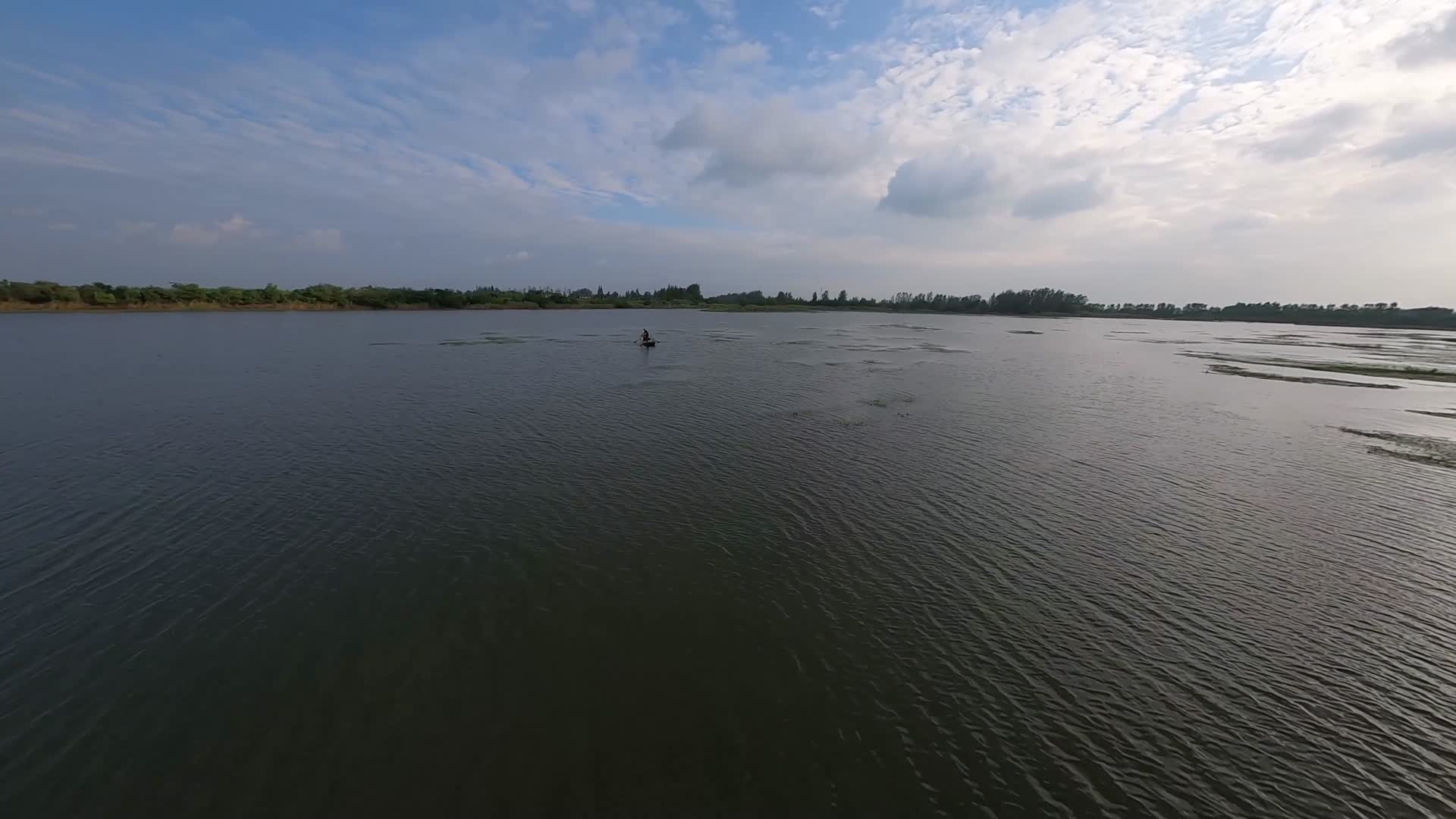 穿越机航拍河湖船打渔收网视频的预览图