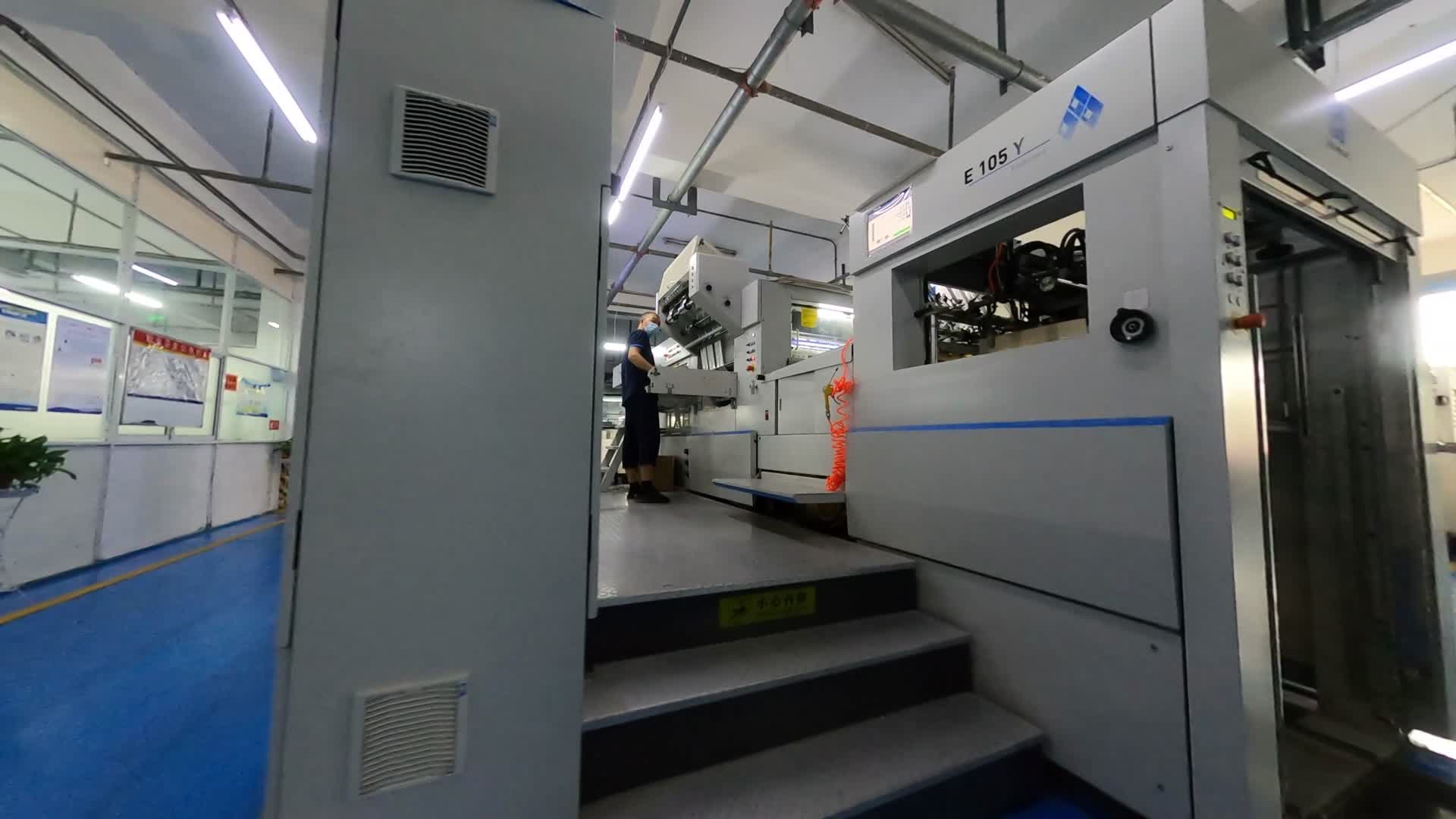 穿越机航拍印刷工厂内部画面视频的预览图