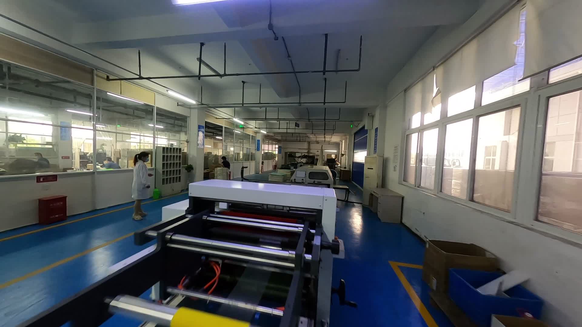 穿越机航拍工厂内部作业画面印刷厂视频的预览图