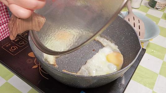 荷包蛋煎鸡蛋视频的预览图