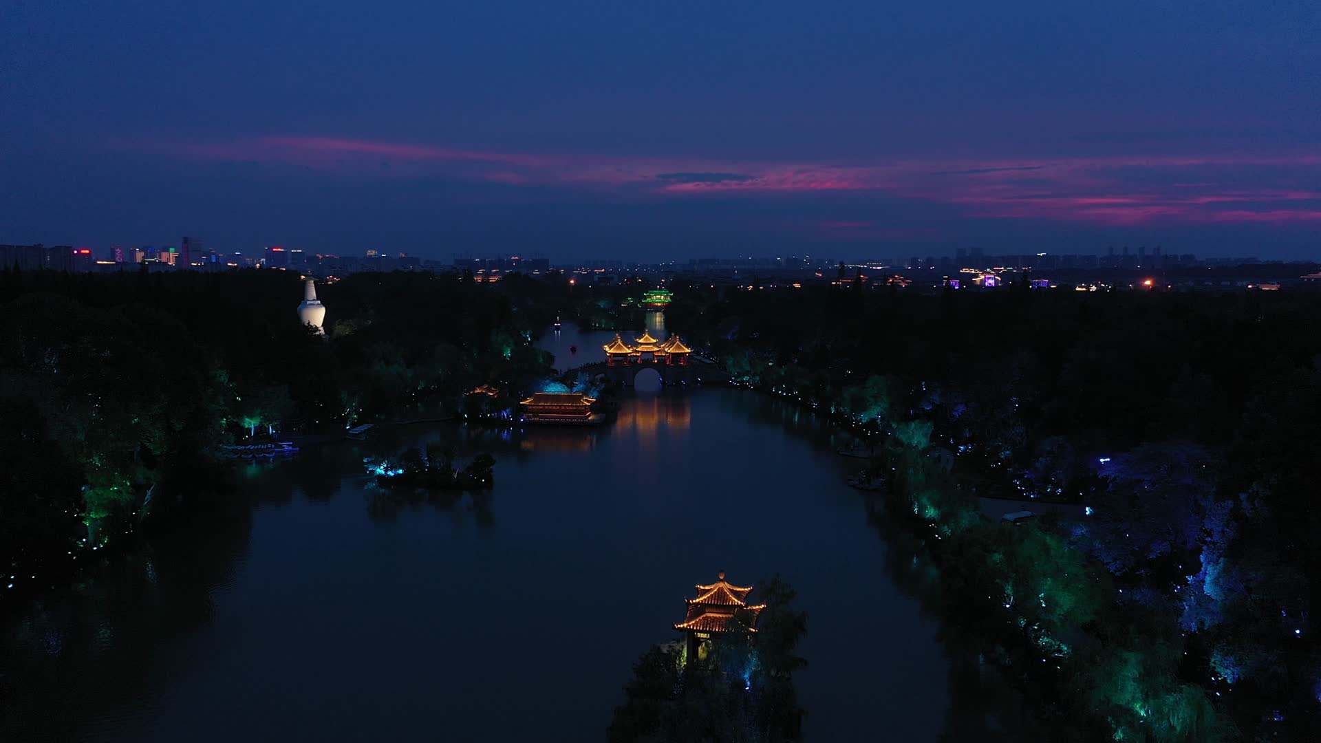 航拍瘦西湖五亭桥夕阳夜景视频的预览图