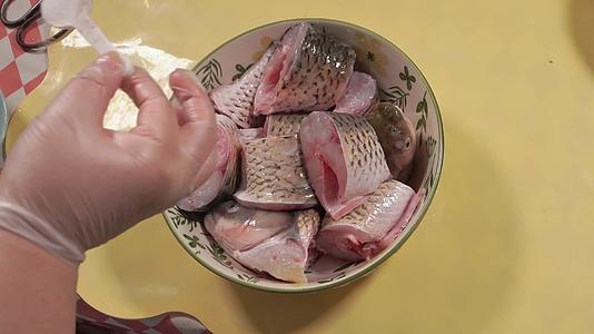 料酒食盐腌制草鱼鱼肉视频的预览图