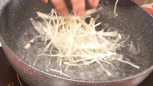 开水焯金针菇汆烫蘑菇视频的预览图