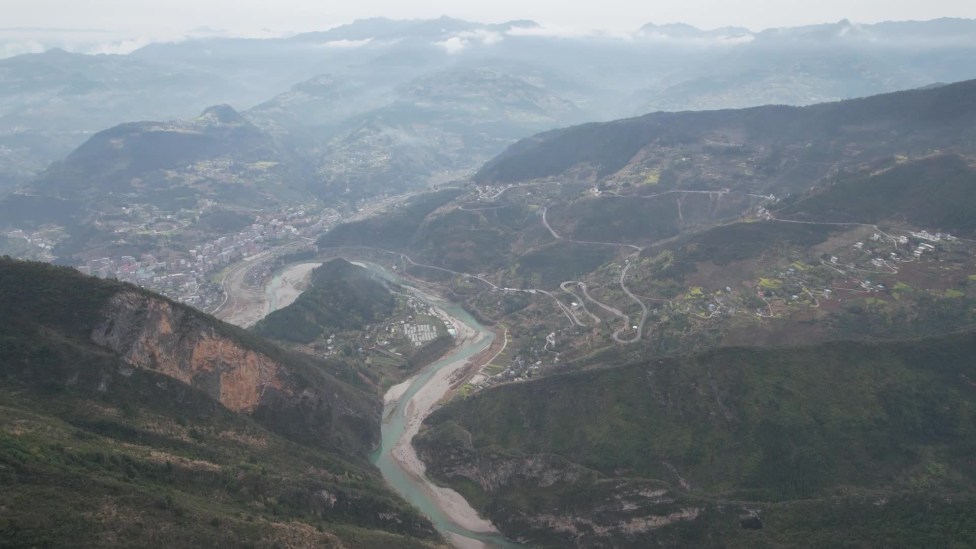 航拍大宁河与龙溪古镇交界处视频的预览图