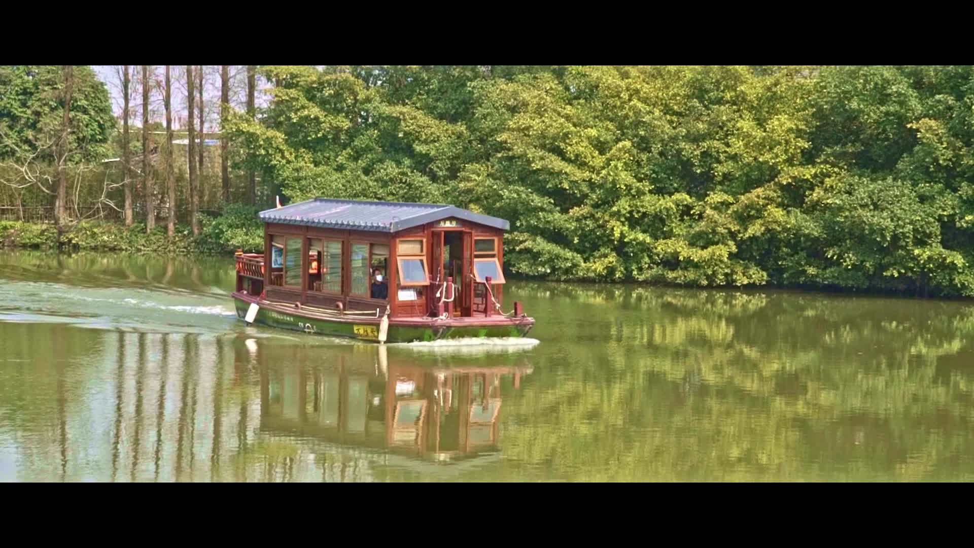 湖上游船划过视频的预览图