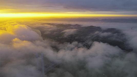 4K延时航拍南宁邕江穿云见日出美景视频的预览图