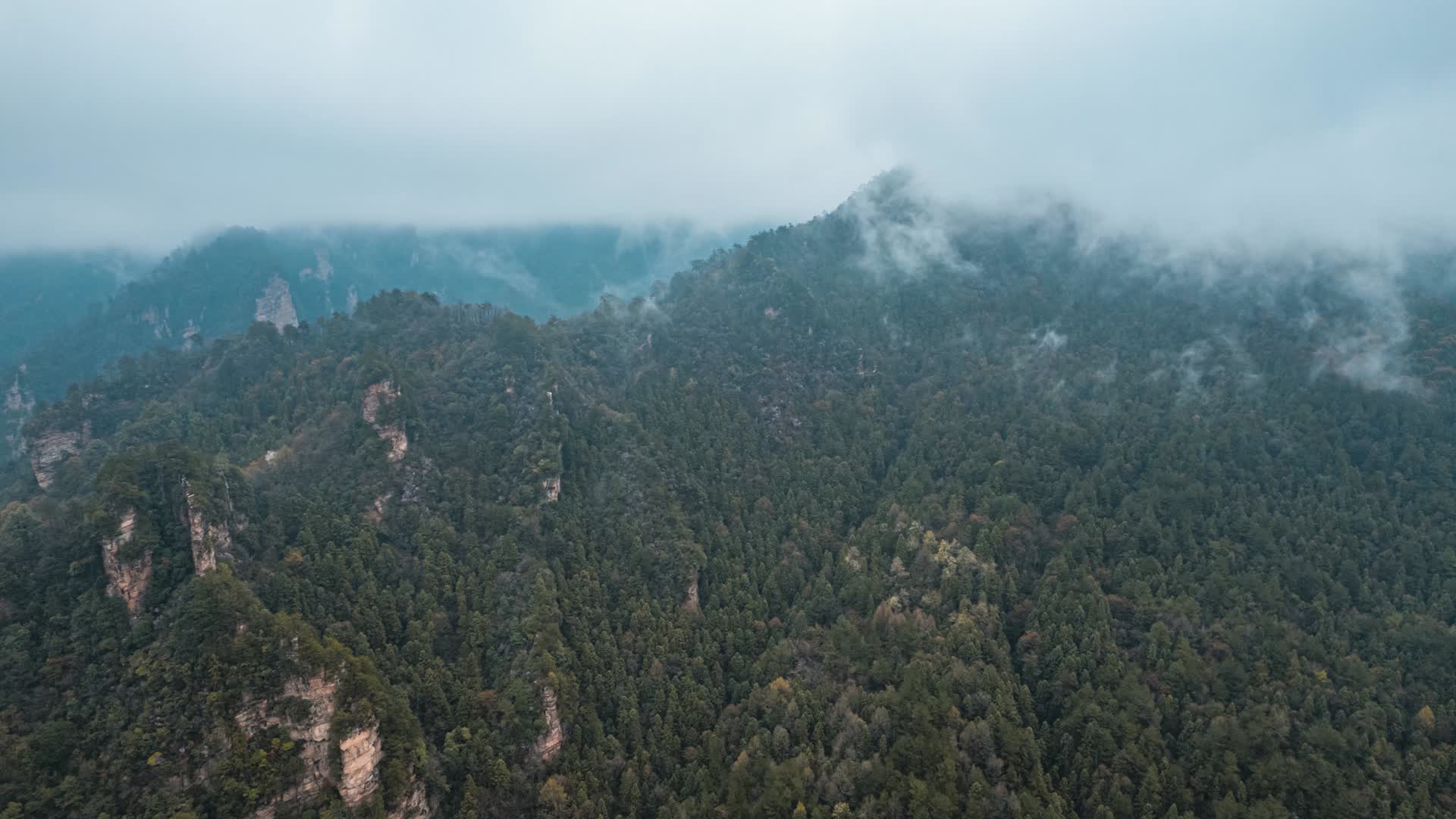 8K湖南张家界武陵源山区地貌云雾航拍岩石视频的预览图