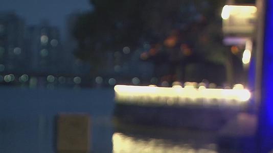 春雨夜幕下都市古镇桥边亭台虚转实运镜视频视频的预览图