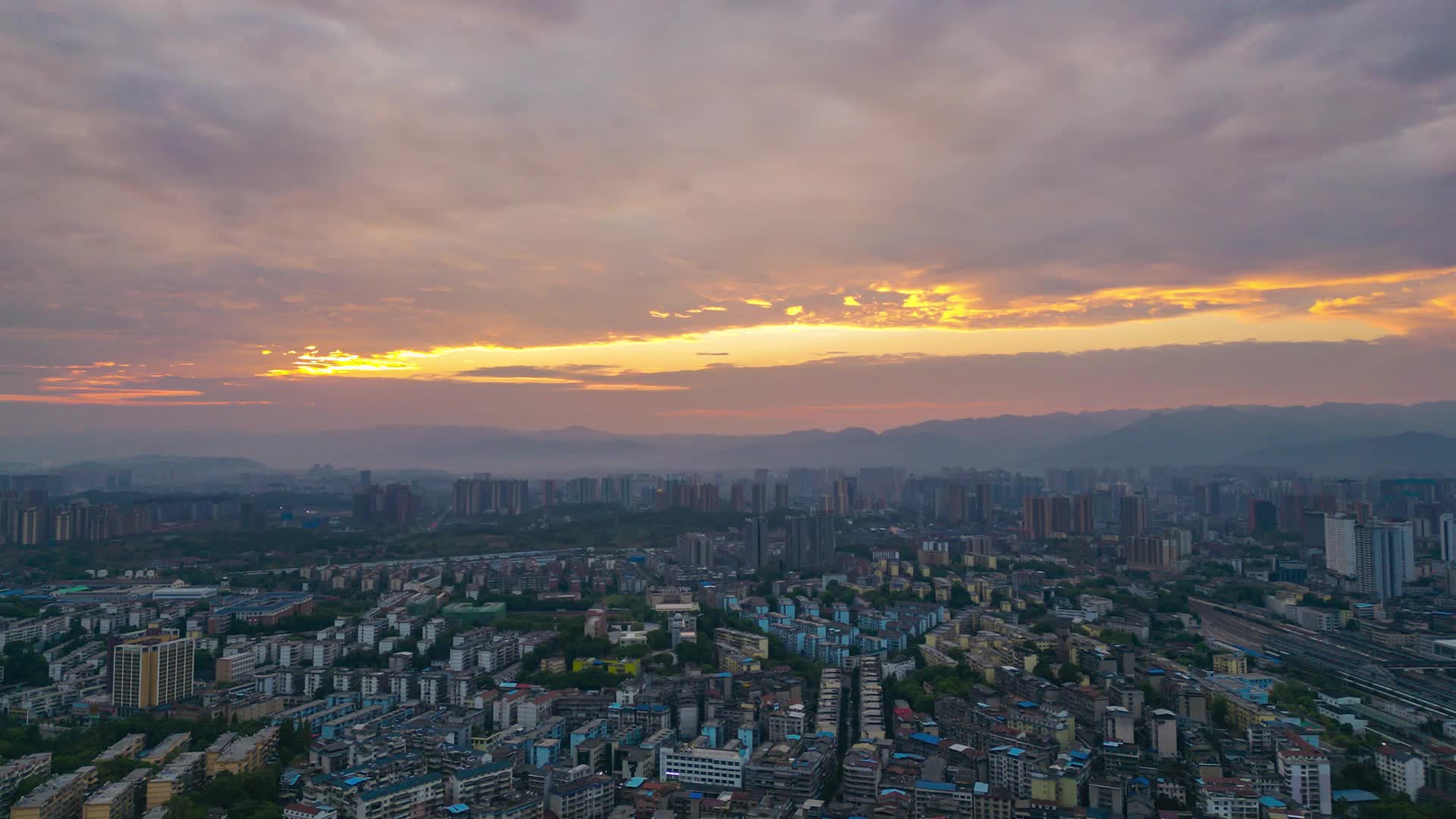 航拍湖南怀化城市日落晚霞延时摄影视频的预览图