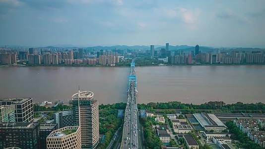 航拍浙江杭州复兴大桥车流交通延时视频的预览图