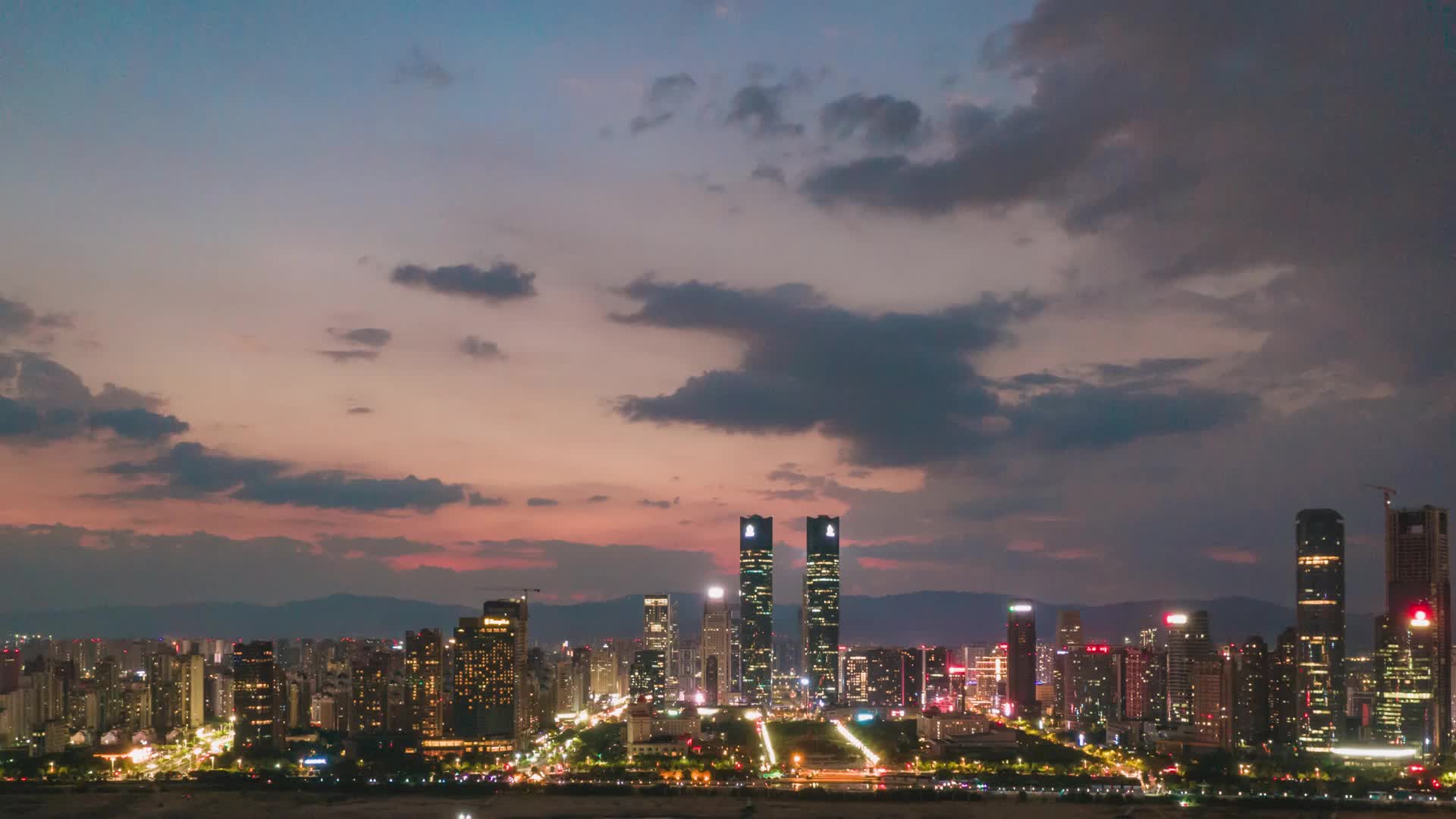 航拍江西南昌红谷滩秋水广场夜景延时视频的预览图