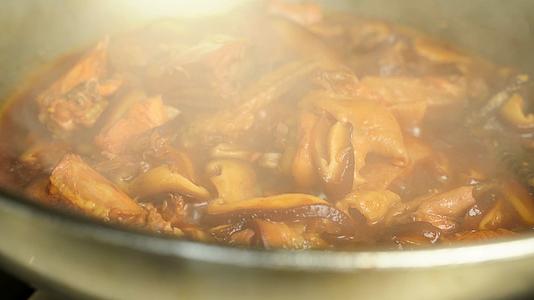 中餐香菇滑鸡家常菜美食4K视频的预览图