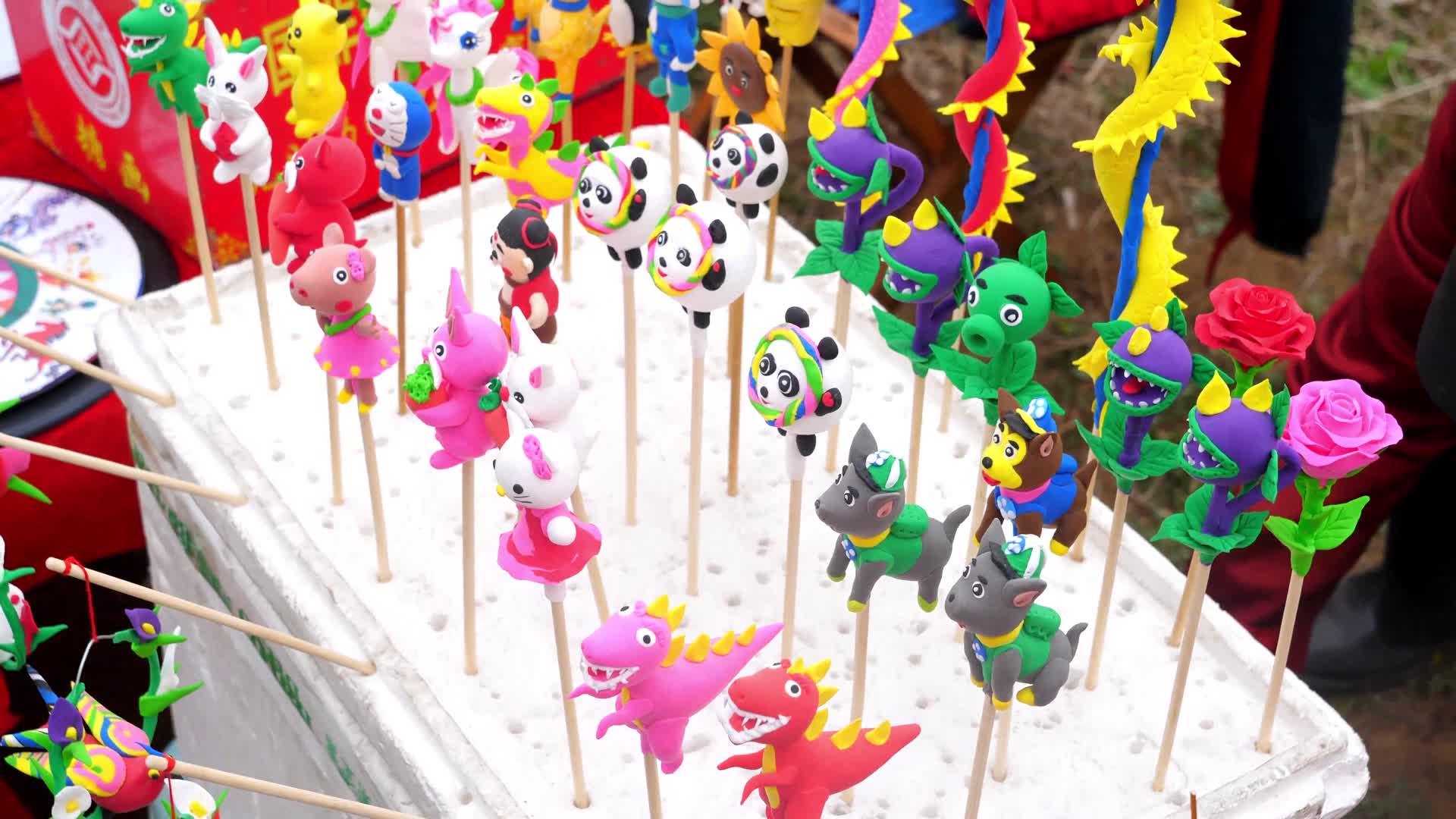 小动物泥人泥塑小孩玩具彩色动物视频的预览图
