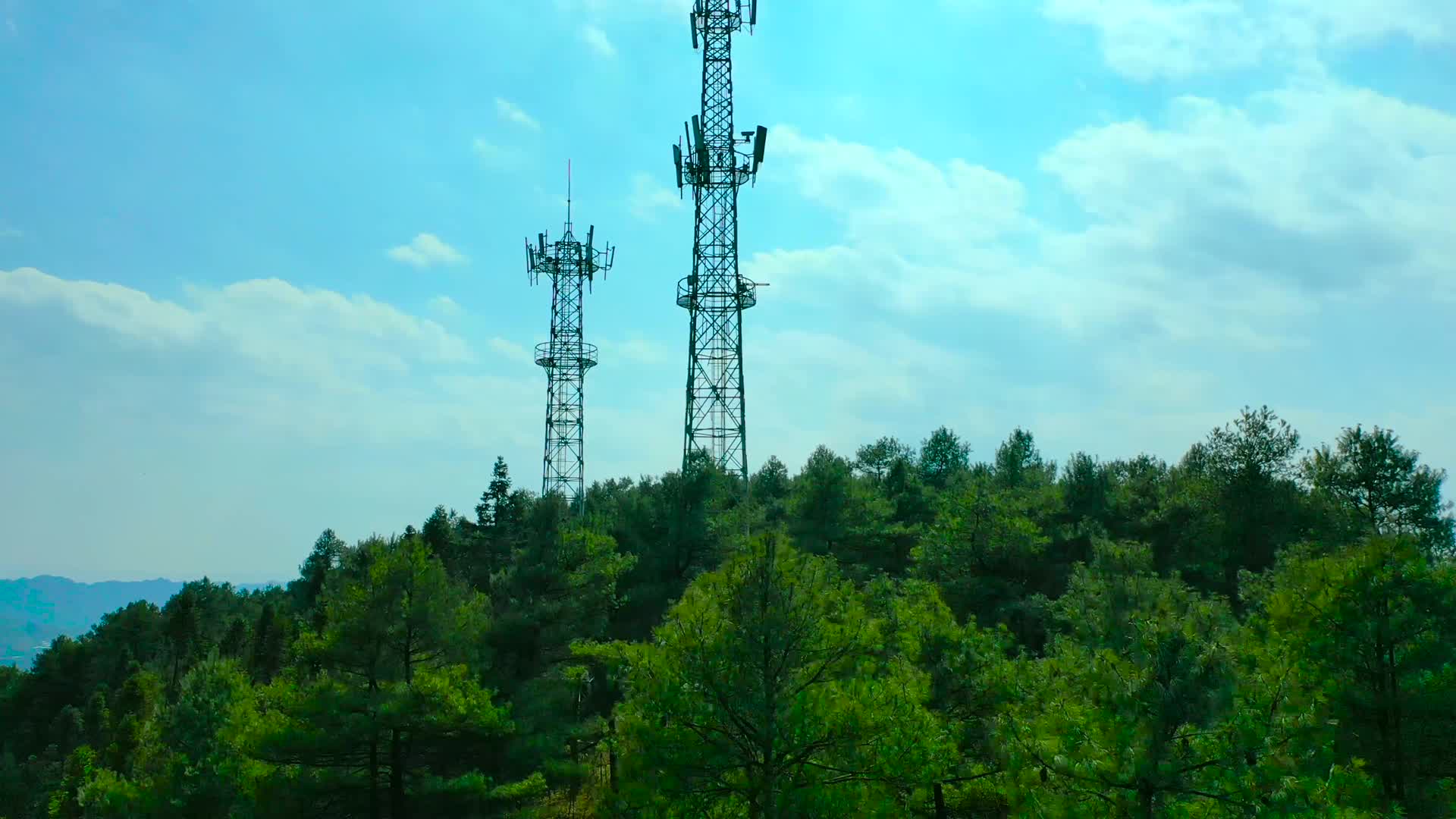 森林里的信号发射台视频的预览图