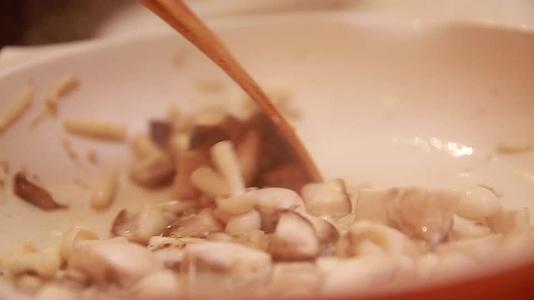 平底锅炒香菇口蘑蘑菇丁视频的预览图