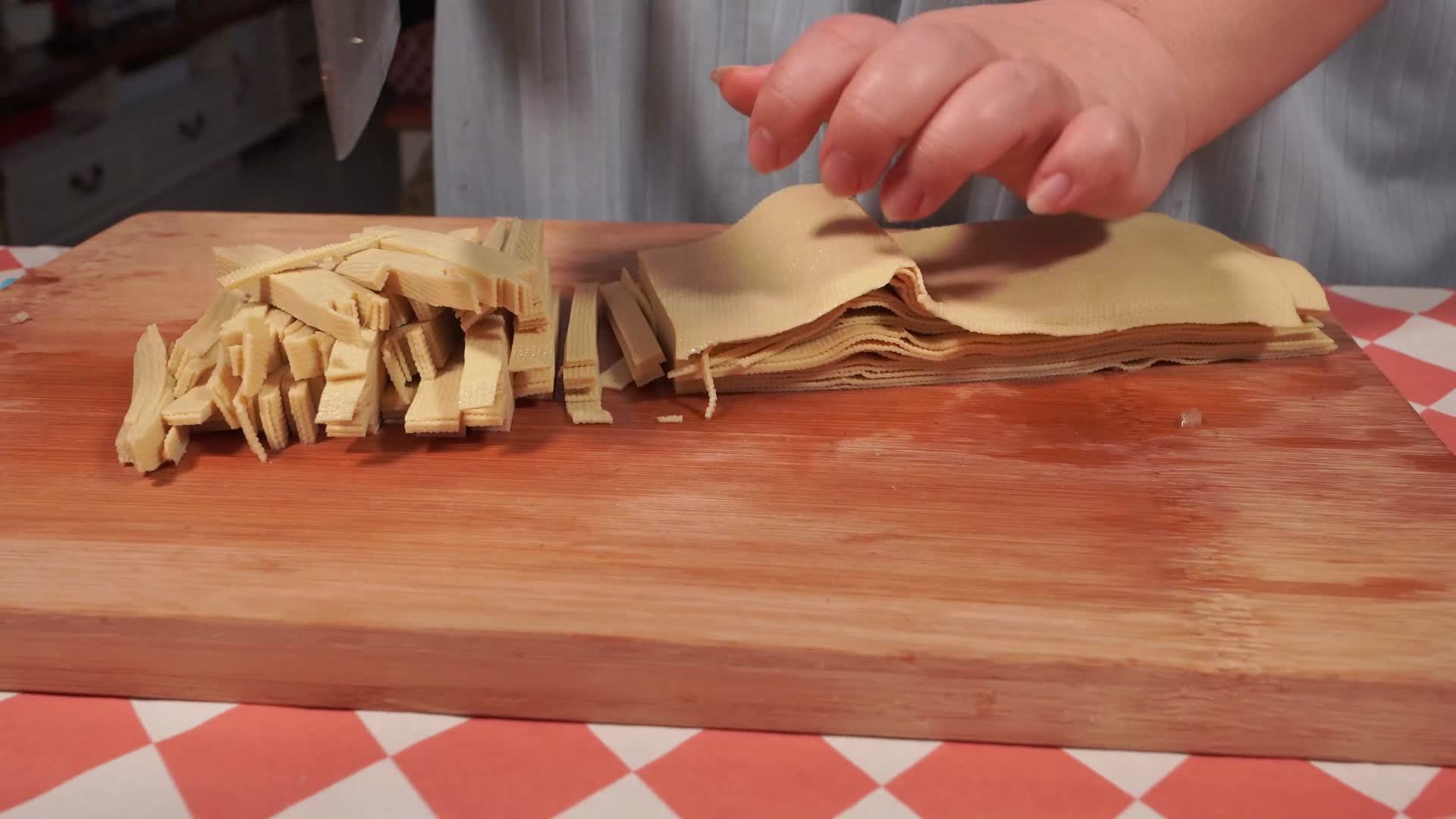 切豆皮切豆制品切干豆腐视频的预览图
