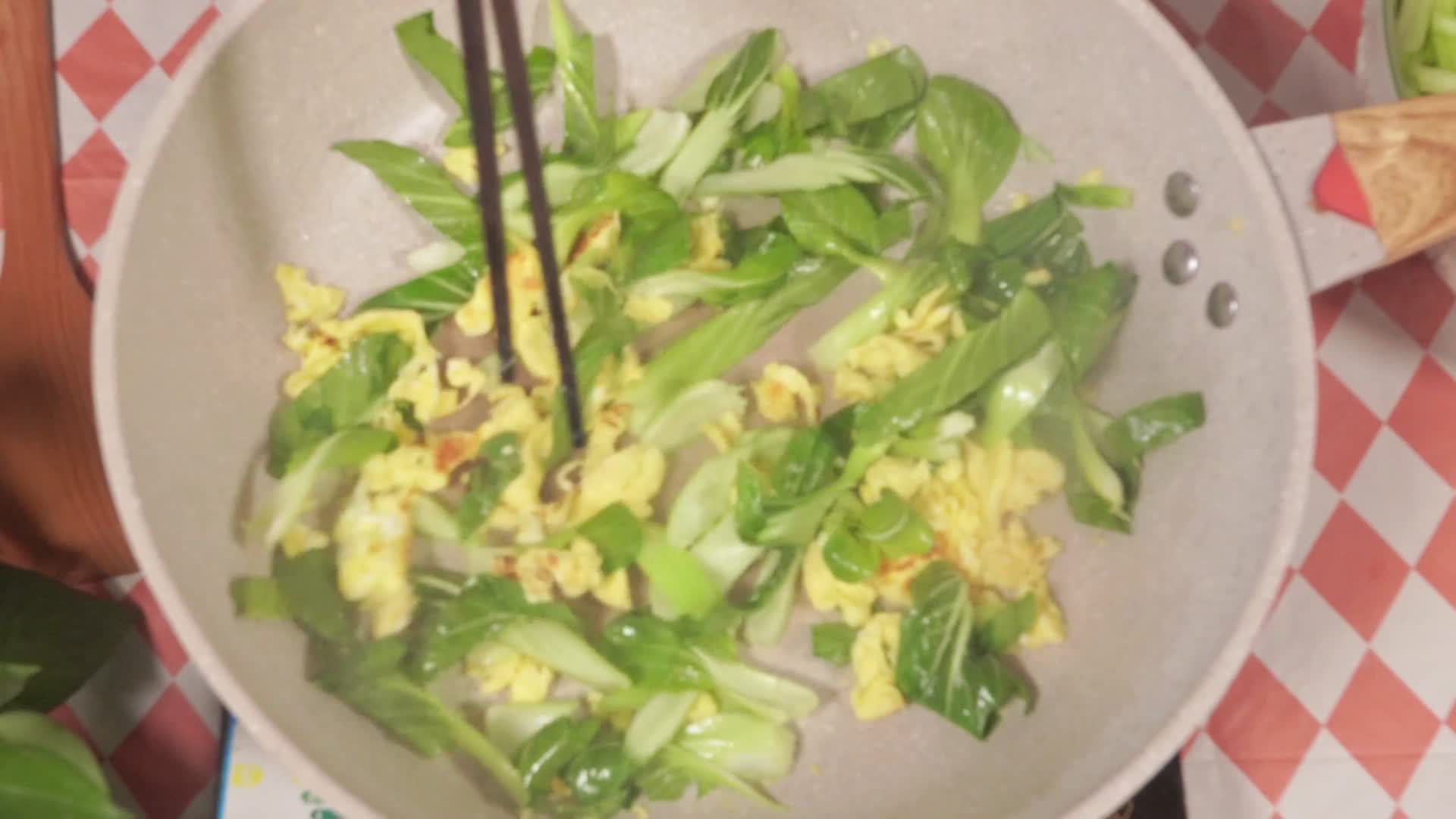 平底锅炒青菜鸡蛋油菜健康蔬菜视频的预览图