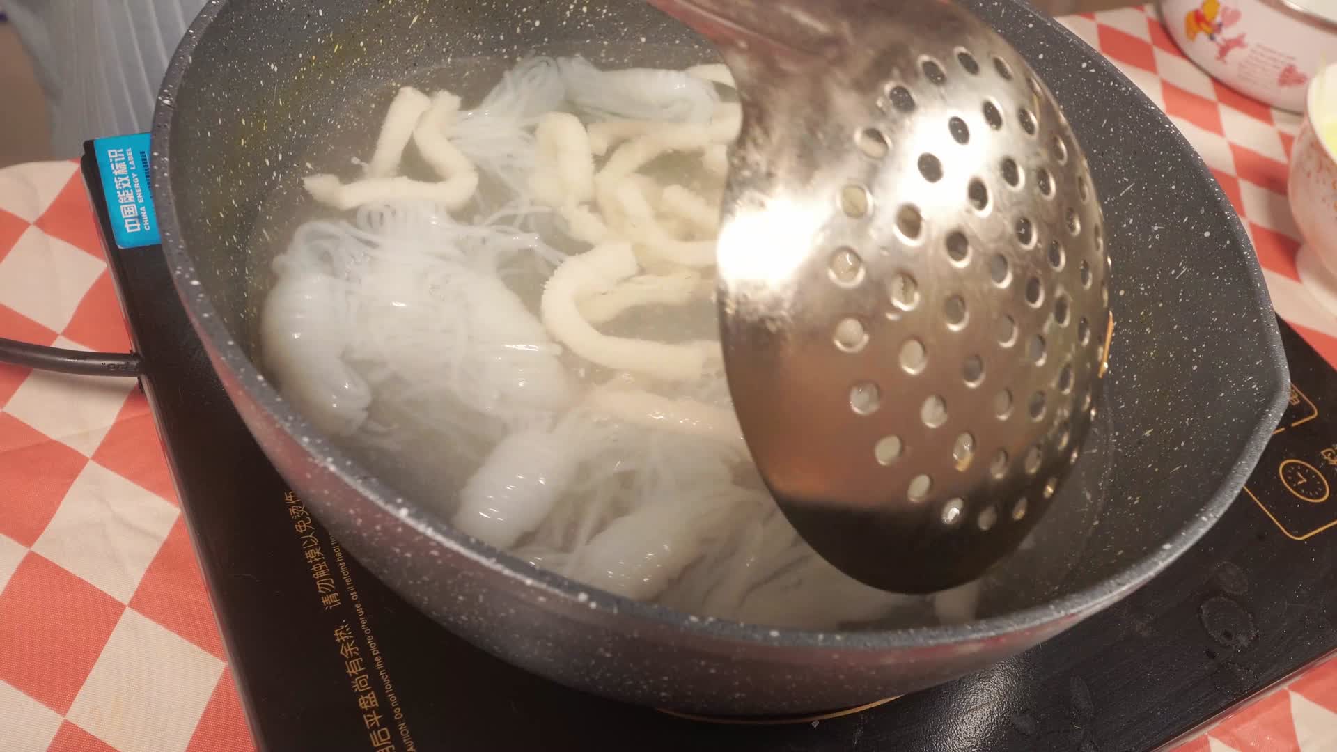 清水汆烫魔芋丝煮魔芋视频的预览图