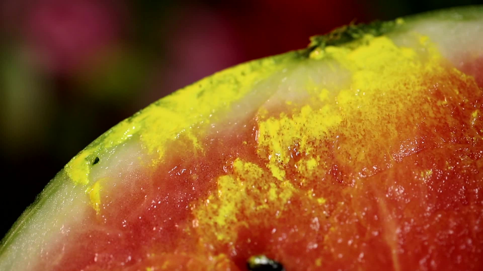 切西瓜保鲜膜包裹西瓜放入冰箱视频的预览图