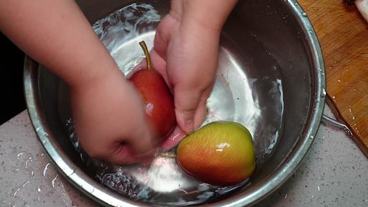 清洗切开的智利彩啤梨进口水果梨子视频的预览图
