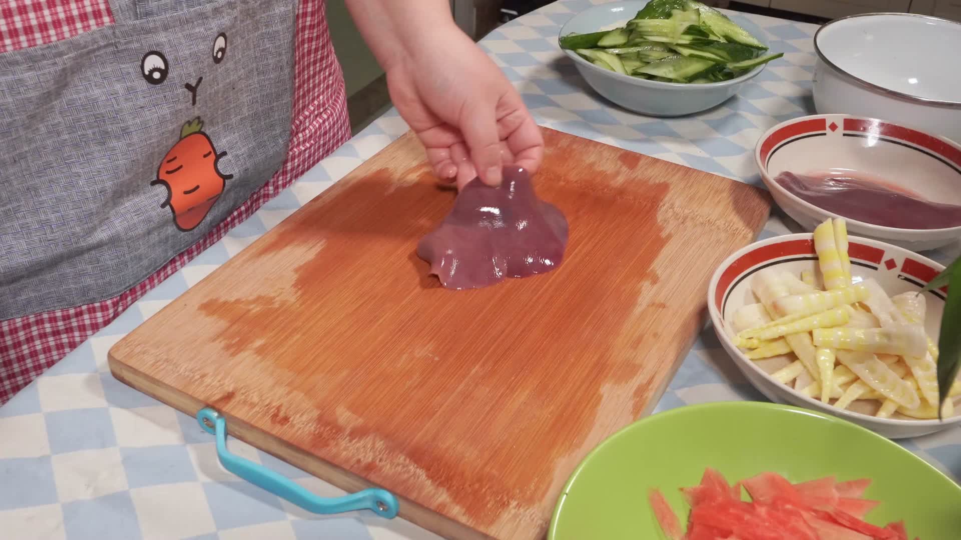 切猪肝腌制去腥入味视频的预览图
