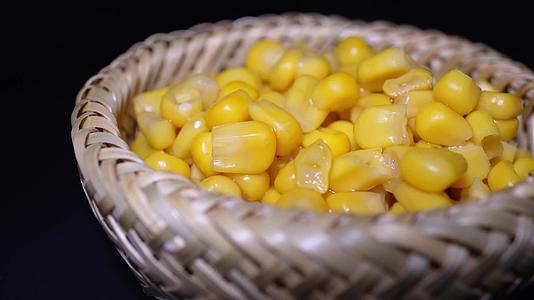 速食罐头玉米粒甜玉米视频的预览图