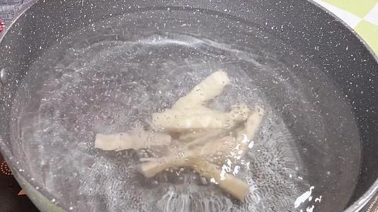 水焯莲藕汆烫藕条视频的预览图