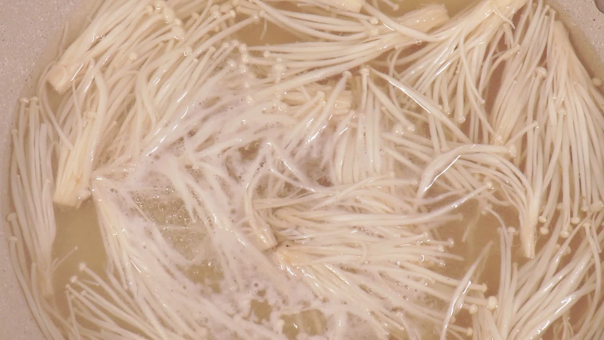水盆清洗金针菇焯水涮金针菇食用菌视频的预览图