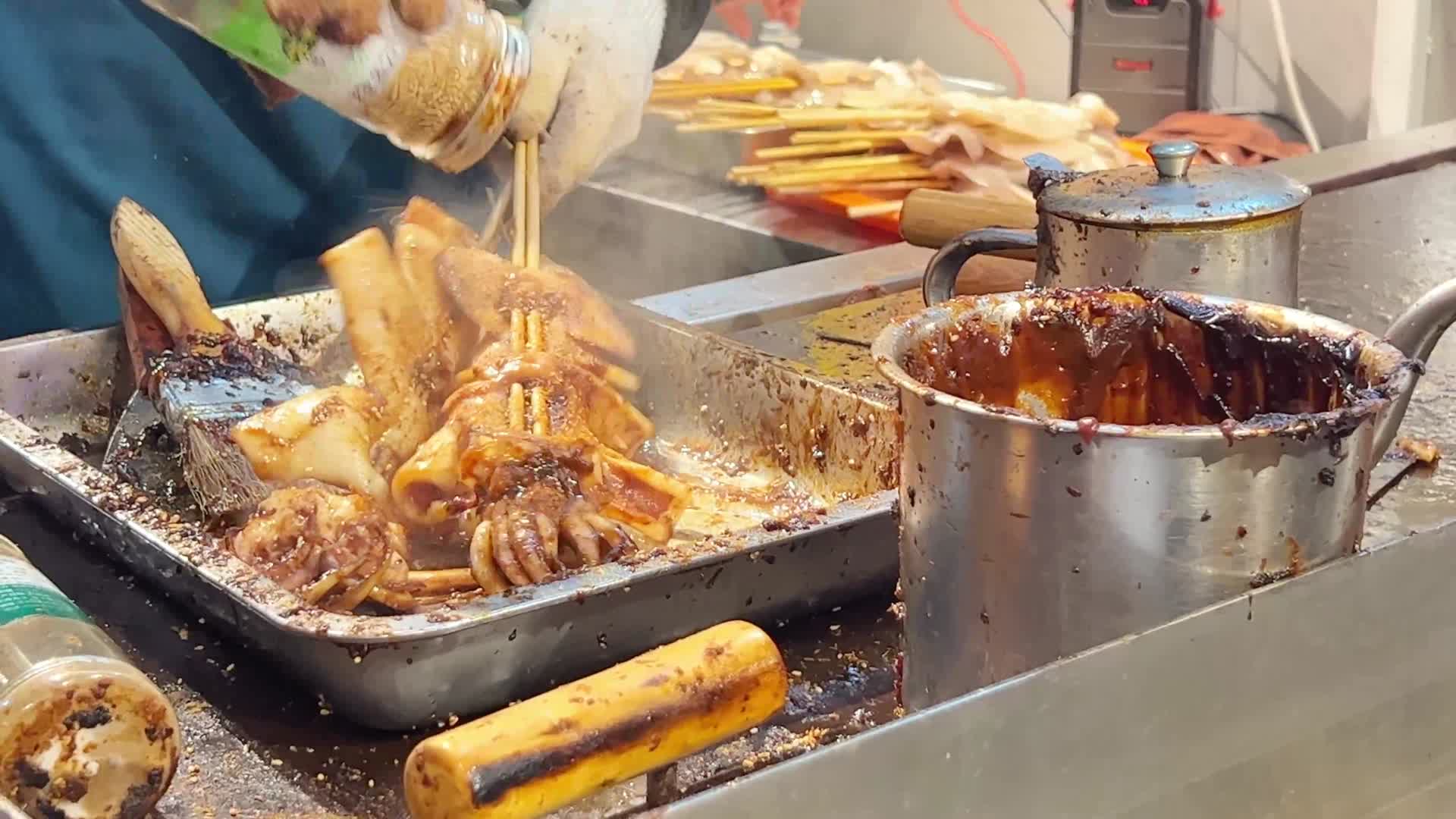 铁板大鱿鱼烤鱿鱼烧烤美食海鲜视频的预览图