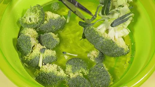 特写实拍处理西蓝花清洗西兰花健康蔬菜洗菜视频的预览图
